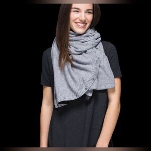 Lululemon Vinyasa Scarf Gray and White Strip with black snap tape.